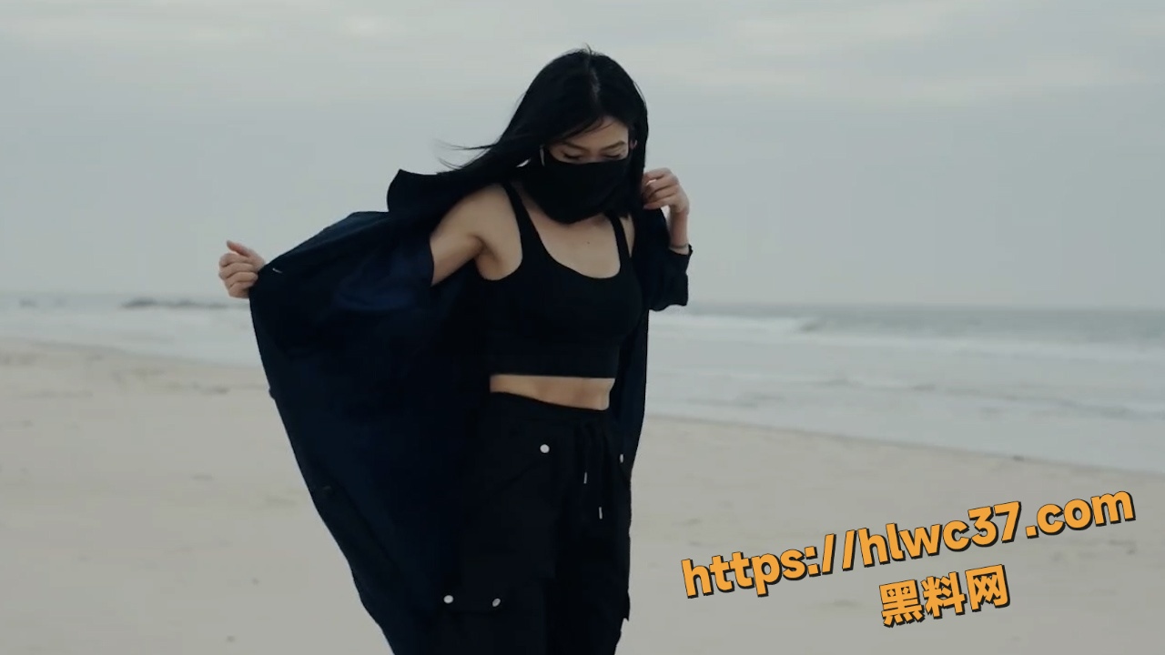 双女海边大胆露出视频3